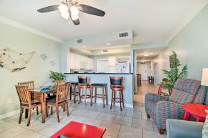 格爾夫海岸的住宿－Gulf Shores Vacation Rental Walk to Beach!，厨房以及带桌椅的起居室。