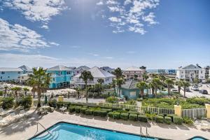 een uitzicht op het zwembad in de villa's van het Disney Springs Resort bij Gulf Shores Vacation Rental Walk to Beach! in Gulf Shores