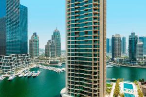vista su una città con barche in acqua di Grosvenor House, a Luxury Collection Hotel, Dubai a Dubai
