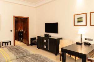 تلفاز و/أو أجهزة ترفيهية في Grosvenor House, a Luxury Collection Hotel, Dubai