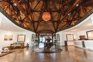Ruang duduk di The St. Regis Bora Bora Resort