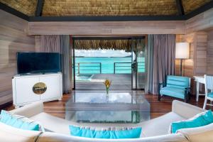 Televisyen dan/atau pusat hiburan di The St. Regis Bora Bora Resort