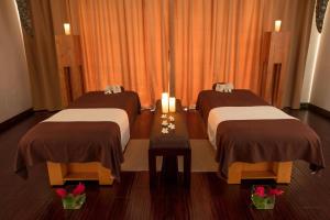 Katil atau katil-katil dalam bilik di The St. Regis Bora Bora Resort