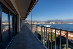 einen Balkon eines Gebäudes mit Meerblick in der Unterkunft appartement avec vue mer exceptionnelle in Ajaccio