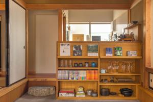 une chambre avec une étagère remplie de livres dans l'établissement TEMPLESTAY ZENSŌ, 