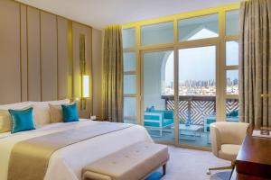 una camera con un grande letto e un balcone di Al Messila, A Luxury Collection Resort & Spa, Doha a Doha Altre 37 foto