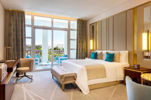 Uma cama ou camas num quarto em Al Messila, A Luxury Collection Resort & Spa, Doha