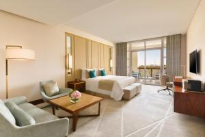 Uma televisão e/ou sistema de entretenimento em Al Messila, A Luxury Collection Resort & Spa, Doha