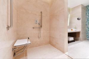 Uma casa de banho em Al Messila, A Luxury Collection Resort & Spa, Doha