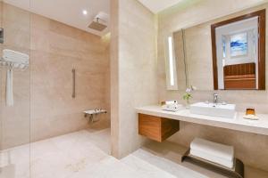Uma casa de banho em Al Messila, A Luxury Collection Resort & Spa, Doha