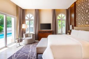 Uma televisão e/ou sistema de entretenimento em Al Messila, A Luxury Collection Resort & Spa, Doha