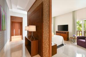 Uma televisão e/ou sistema de entretenimento em Al Messila, A Luxury Collection Resort & Spa, Doha