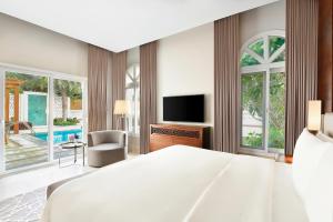 Uma televisão e/ou sistema de entretenimento em Al Messila, A Luxury Collection Resort & Spa, Doha