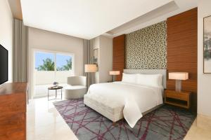 Uma cama ou camas num quarto em Al Messila, A Luxury Collection Resort & Spa, Doha