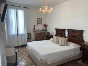 Posteľ alebo postele v izbe v ubytovaní B&B Al Teatro with canal view