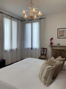 Posteľ alebo postele v izbe v ubytovaní B&B Al Teatro with canal view + 25 fotografií