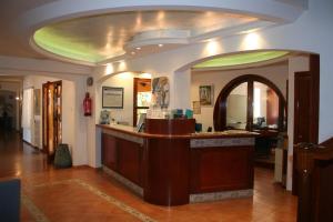 um átrio com um bar num edifício em Hotel La Torre em Calella de Palafrugell