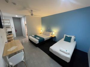 Rúm í herbergi á Winnellie Hotel Motel