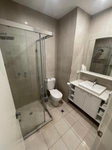 Baðherbergi á Winnellie Hotel Motel +14 myndir