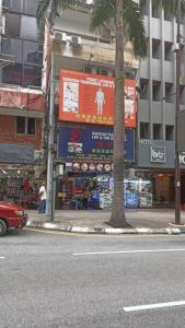 Σούπερ μάρκετ ή άλλα καταστήματα σε αυτό το ξενοδοχείο ή εκεί κοντά