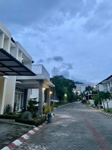 eine leere Straße in einer Stadt mit Häusern in der Unterkunft Apple eight 2BR Villa in Batu