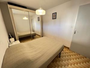 Posteľ alebo postele v izbe v ubytovaní Appartement T2 avec Jardin, Climatisation, Parking, et Proche Commerces (Animaux Acceptés) - FR-1-702-43