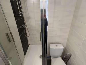 Kúpeľňa v ubytovaní Appartement T2 avec Jardin, Climatisation, Parking, et Proche Commerces (Animaux Acceptés) - FR-1-702-43 + 4 fotografie
