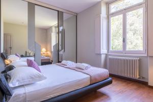 a bedroom with a large bed and a window at Apartment Yoko - Griante in Griante Cadenabbia