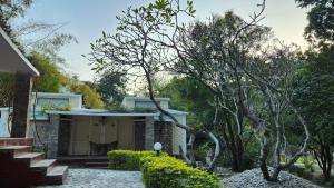 una casa con un passaggio in pietra che conduce a un garage di The Solluna Resort a Garjia