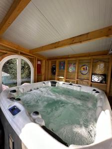 a jacuzzi tub in the middle of a room at Le cocoon in Forges-les-Eaux