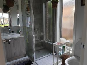 Баня в Snug & cozy ensuite in a new house