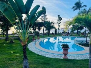 Bazén v ubytování Cabilao Sunset Dive & Beach Resort nebo v jeho okolí