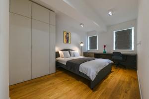 - une chambre avec un lit, un bureau et une chaise dans l'établissement Charming 2 Bedroom Apartment, à Cluj-Napoca