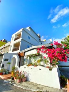 a building with flowers on the side of it at 南鴻雅築South Home in Nanwan