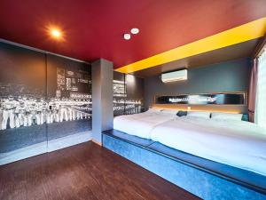 Rakuten STAY x EAGLES 201 with Roof balcony في سيندايْ: غرفة نوم بسرير كبير في غرفة