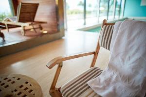 un fauteuil à bascule en bois avec une serviette. dans l'établissement Kurhotel Sonnmatt Luzern, à Lucerne