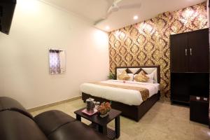 a hotel room with a bed and a couch at Super OYO Hotel Rich Inn in Amritsar