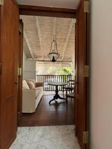 eine offene Tür in ein Wohnzimmer mit einem Sofa in der Unterkunft 1A Court Square by AQUA Villa in Galle
