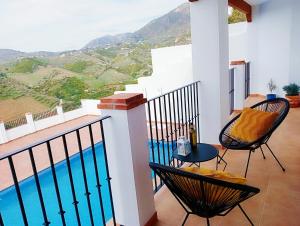 d'un balcon avec vue sur la piscine. dans l'établissement Casa Ilusión, à Frigiliana