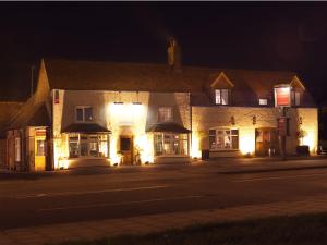 un edificio con luci sul lato di una strada di The Broad Leys ad Aylesbury