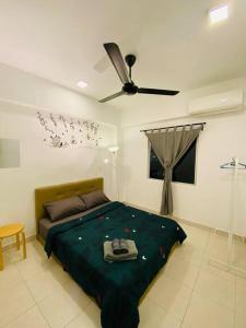 1 dormitorio con 1 cama y ventilador de techo en Cozy 3BR Apartment with Free Netflix en Bayan Lepas