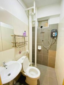 bagno con servizi igienici e lavandino di Cozy 3BR Apartment with Free Netflix a Bayan Lepas