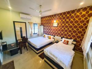 Postel nebo postele na pokoji v ubytování Resort Sanjhbati