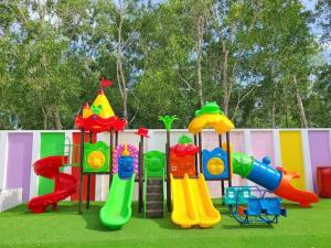 um parque infantil colorido com um escorrega em Ruby Homestay Cần Giờ 