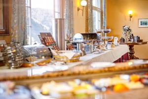 una línea de buffet con platos de comida en las mesas en Hotel Schloss Hornberg, en Hornberg