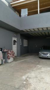 un garaje con un coche aparcado en él en Cantinho da paz, en Campos do Jordão