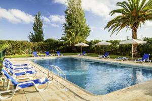 Bazén v ubytování Hotel ibis Faro Algarve nebo v jeho okolí