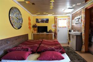 um quarto com uma cama e um relógio na parede em Ferien bei Conny em Nüziders