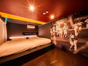 1 dormitorio con 1 cama con un mural de béisbol en Rakuten STAY x EAGLES 202 with Roof balcony, en Sendai