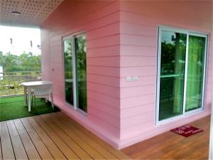Ein Balkon oder eine Terrasse in der Unterkunft Ban Ing Suan